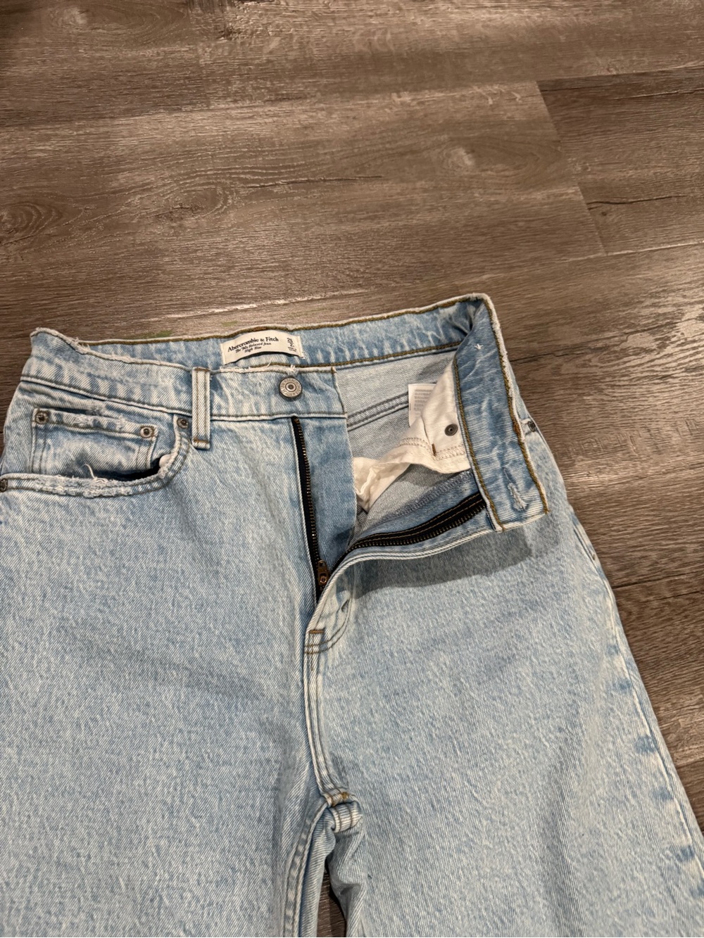 Abercrombie 90s Relaxed High Rise Light Wash Jeans 26R - Picture 7 of 15